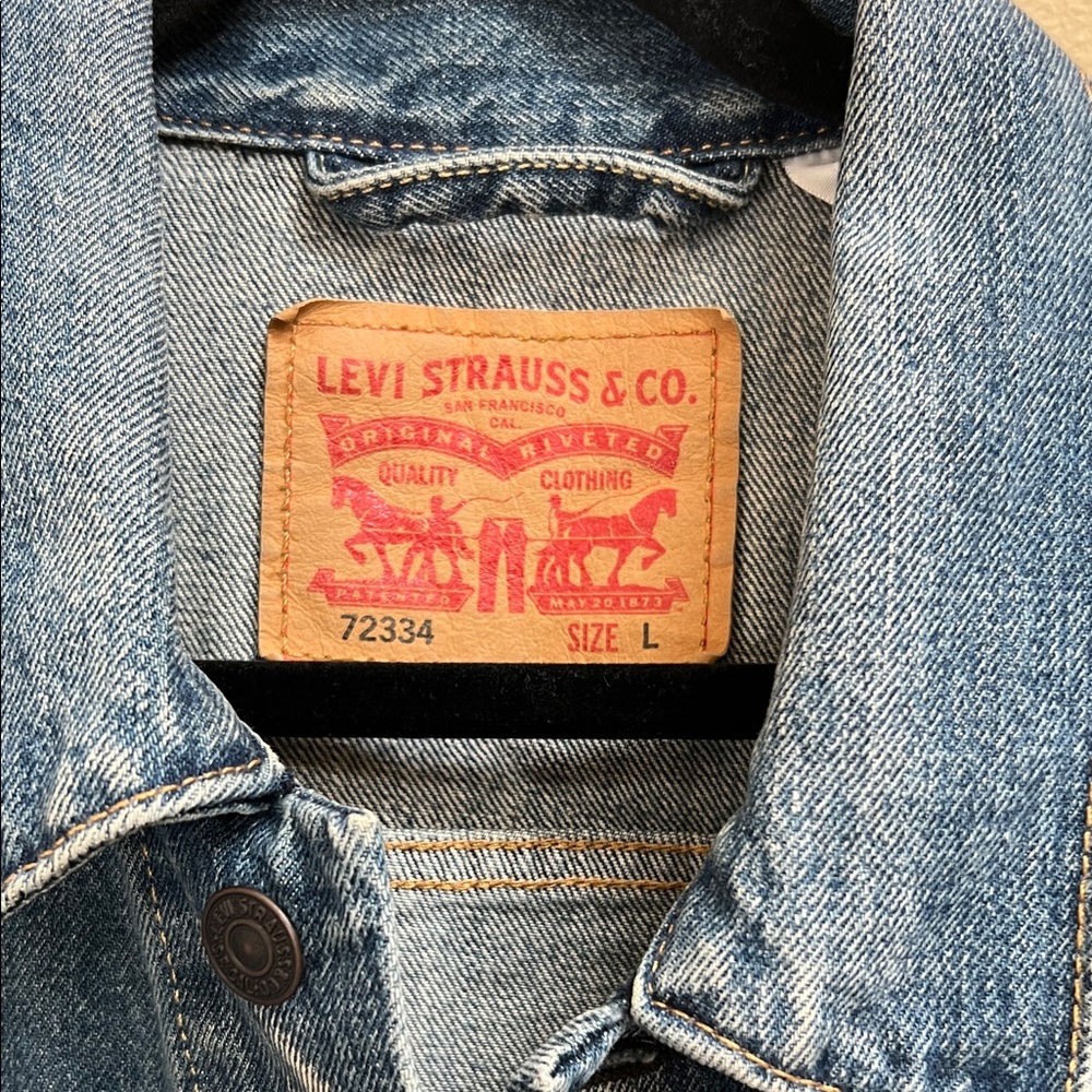 Levi's Distressed Blue Denim Jacket-size L - Picture 2 of 6